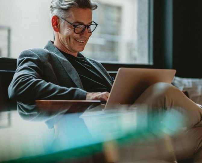 Pracujący mężczyzna przy laptopie MYTRACKO